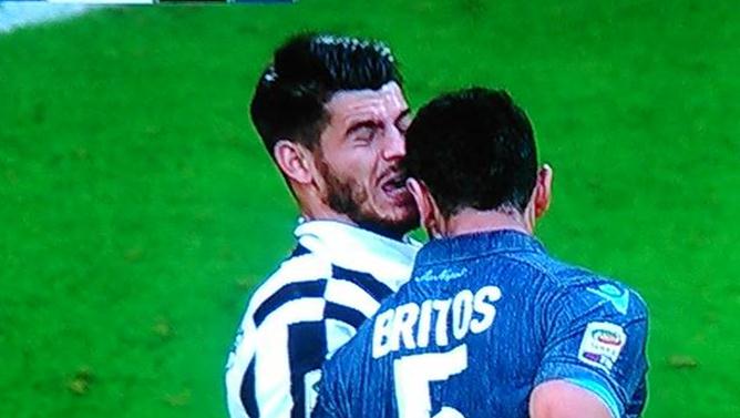 VIDEO: Cầu thủ Napoli tái hiện cú 'thiết đầu công' của Zidane với Materazzi